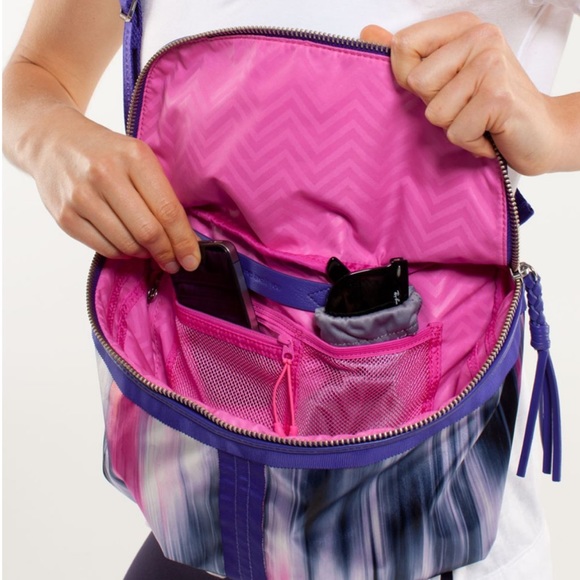 🦄🦄Lululemon Good Fortune Bag - Picture 3 of 16